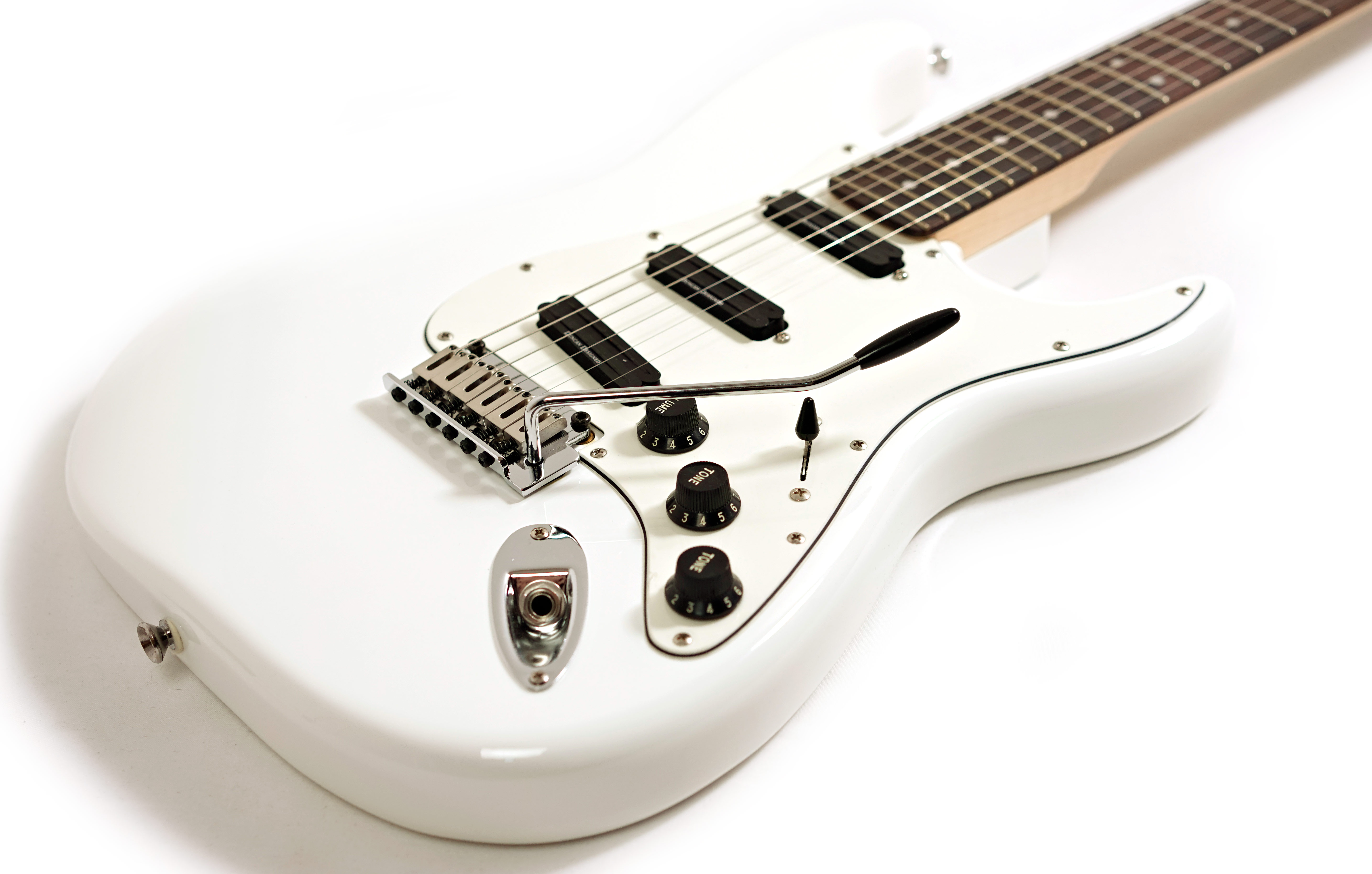 Squier Strat Deluxe Hot Rails White