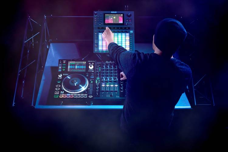 Akai Professional Force Standalone Music Production System Akai Professional Force Standalone Music Production System