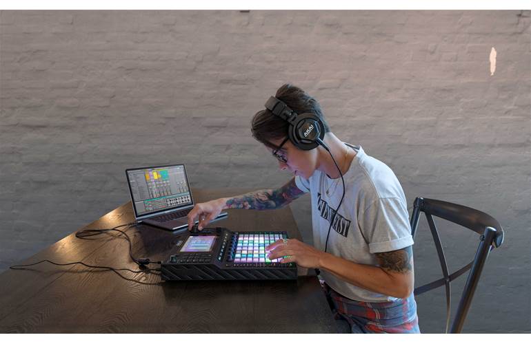 Akai Professional Force Standalone Music Production System Akai Professional Force Standalone Music Production System