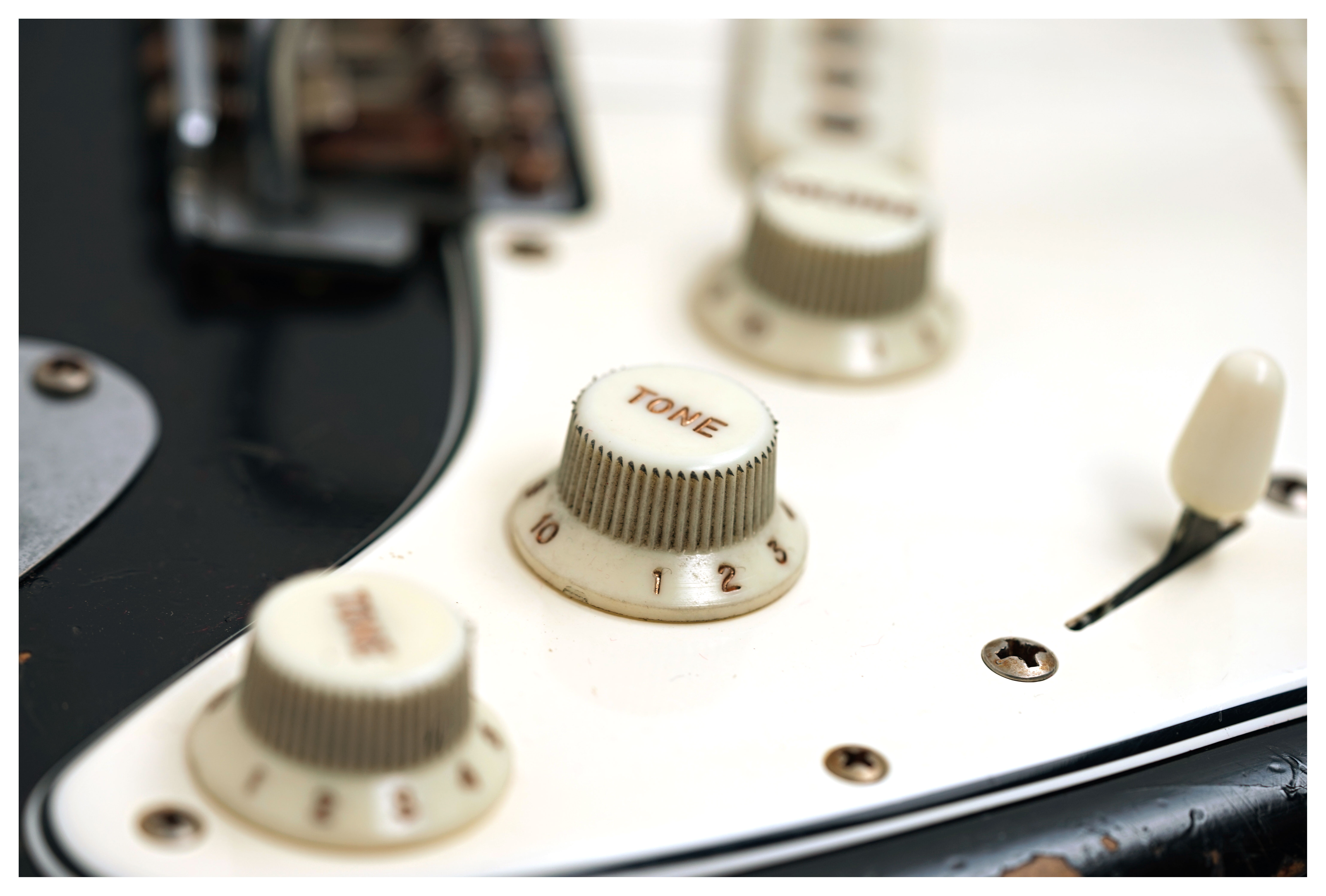 Fender Custom Shop 1961 Stratocaster Heavy Relic Black over 3 Tone Sunburst Rosewood Fingerboard Masterbuilt by Dale Wilson #CZ587149