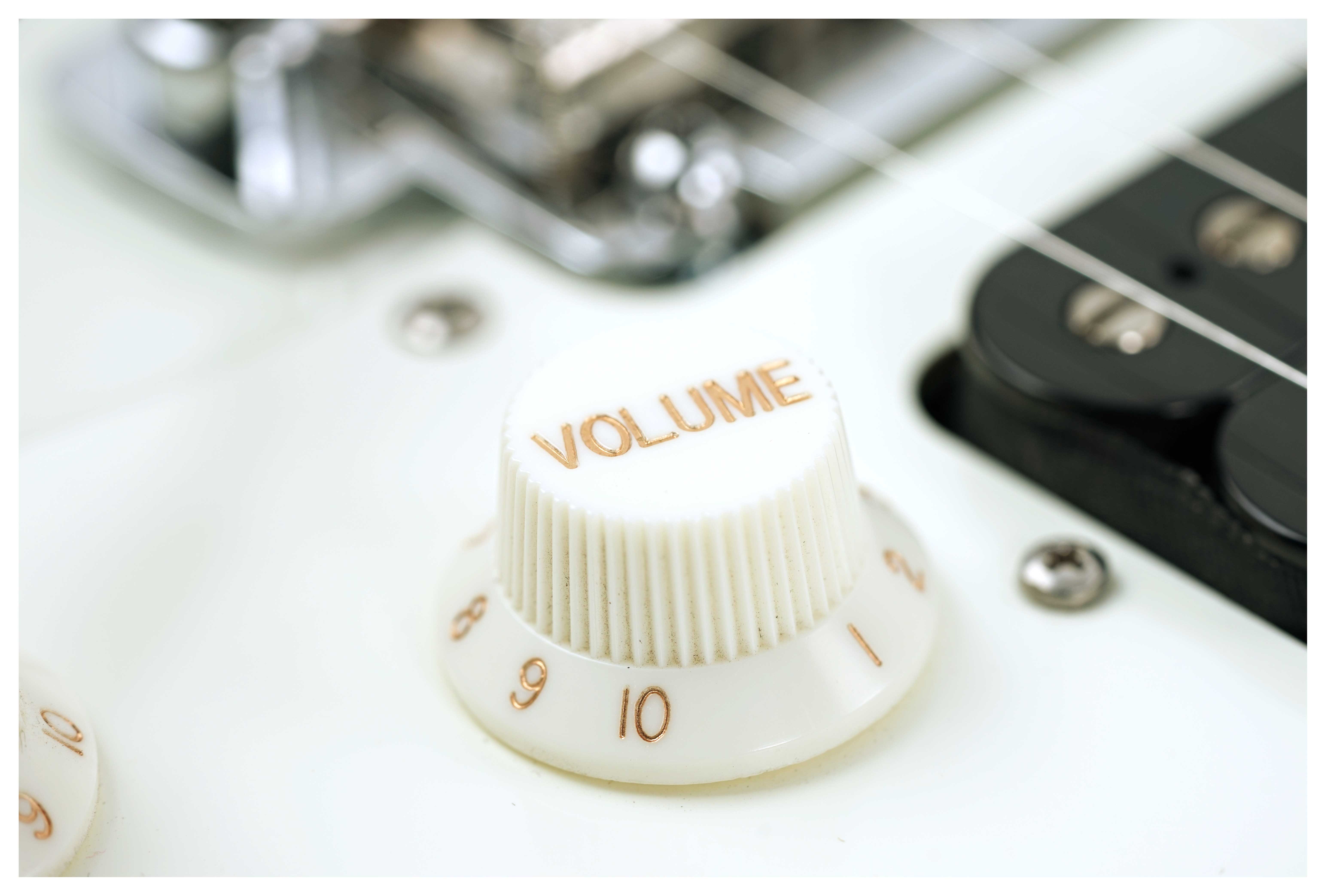 Suhr Classic S Olympic White HSS Maple Fingerboard