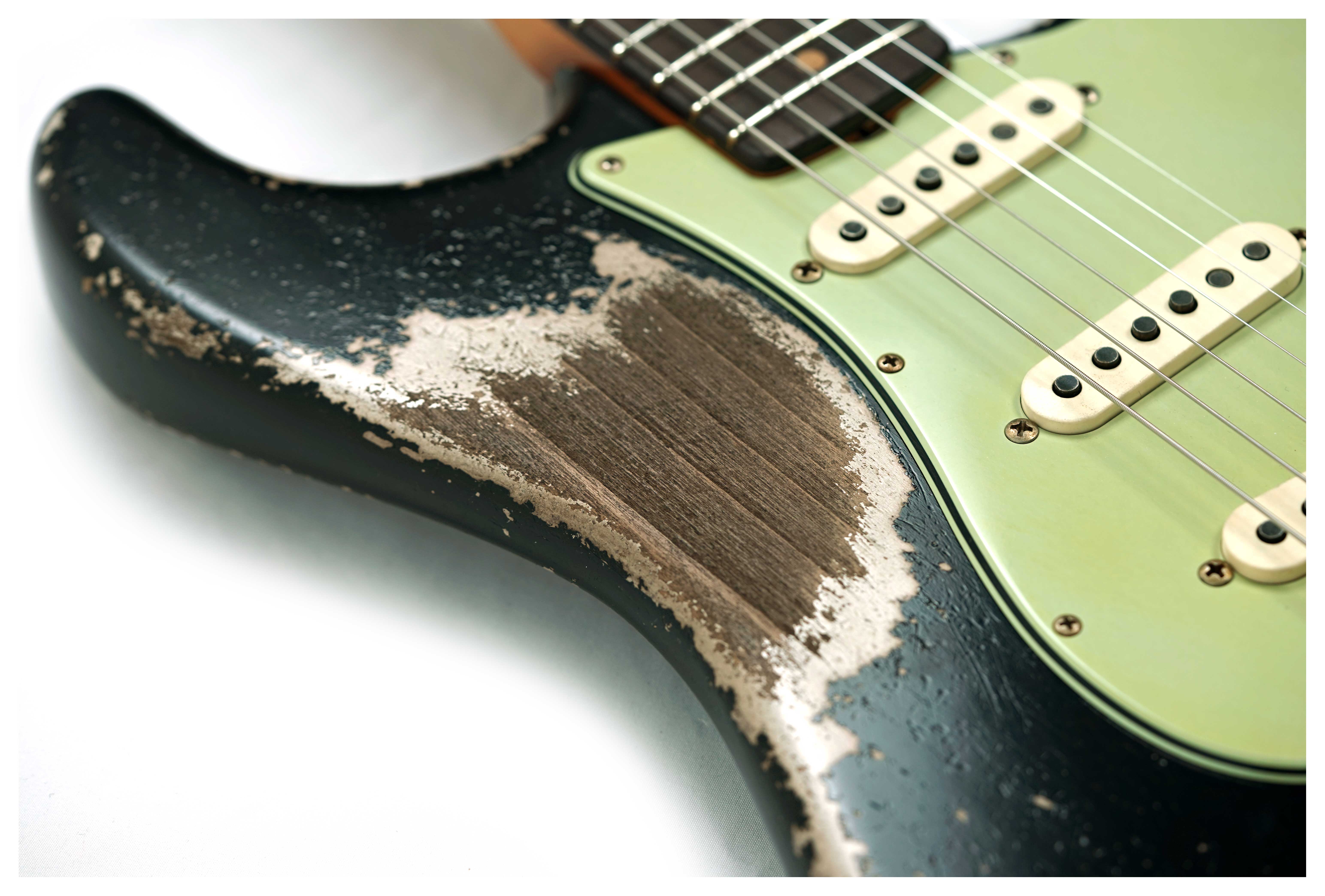 Fender Custom Shop 61 Stratocaster Heavy Relic Black over Shoreline Gold Master Built by Paul Waller #R147453