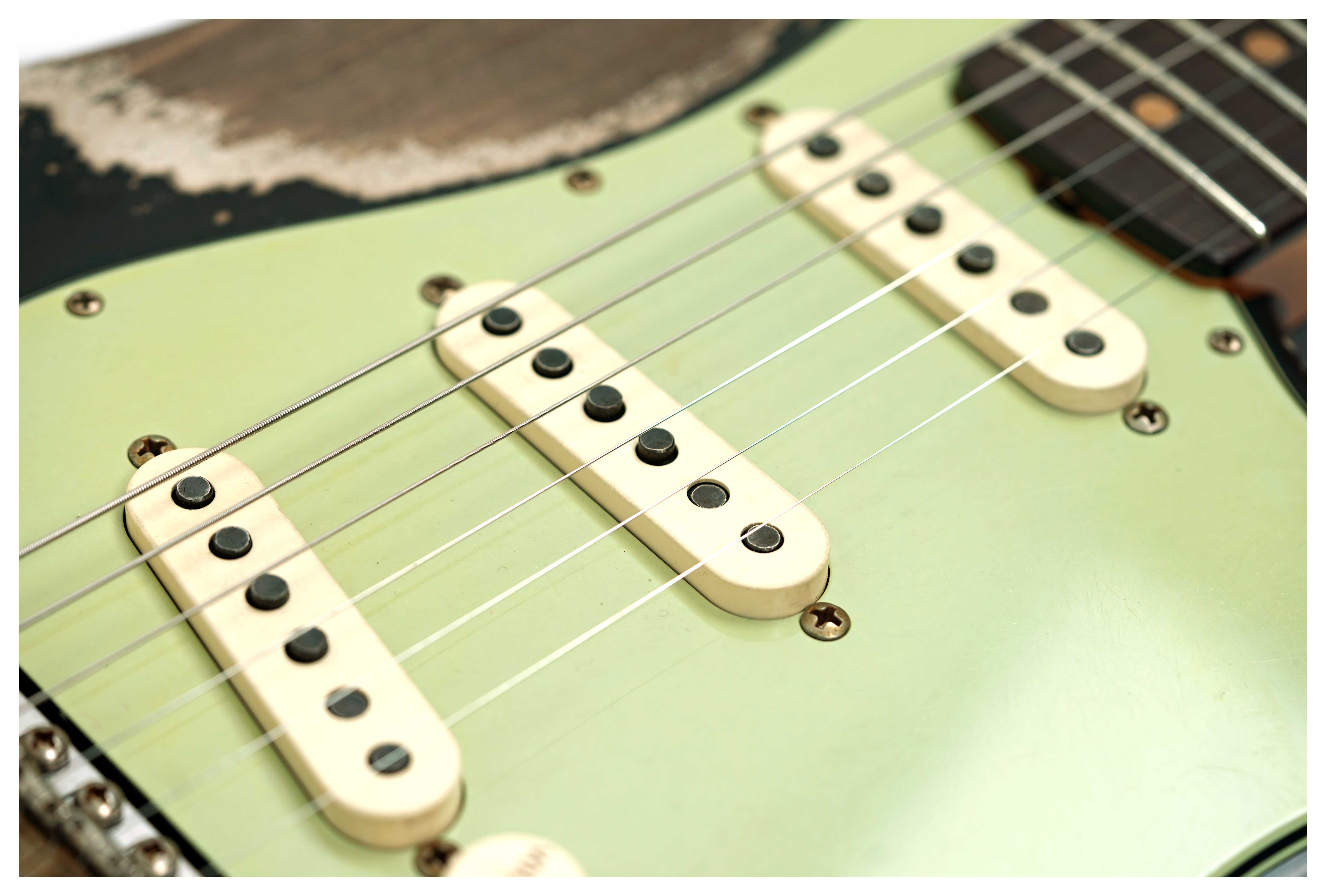 Fender Custom Shop 61 Stratocaster Heavy Relic Black over Shoreline Gold Master Built by Paul Waller #R147453