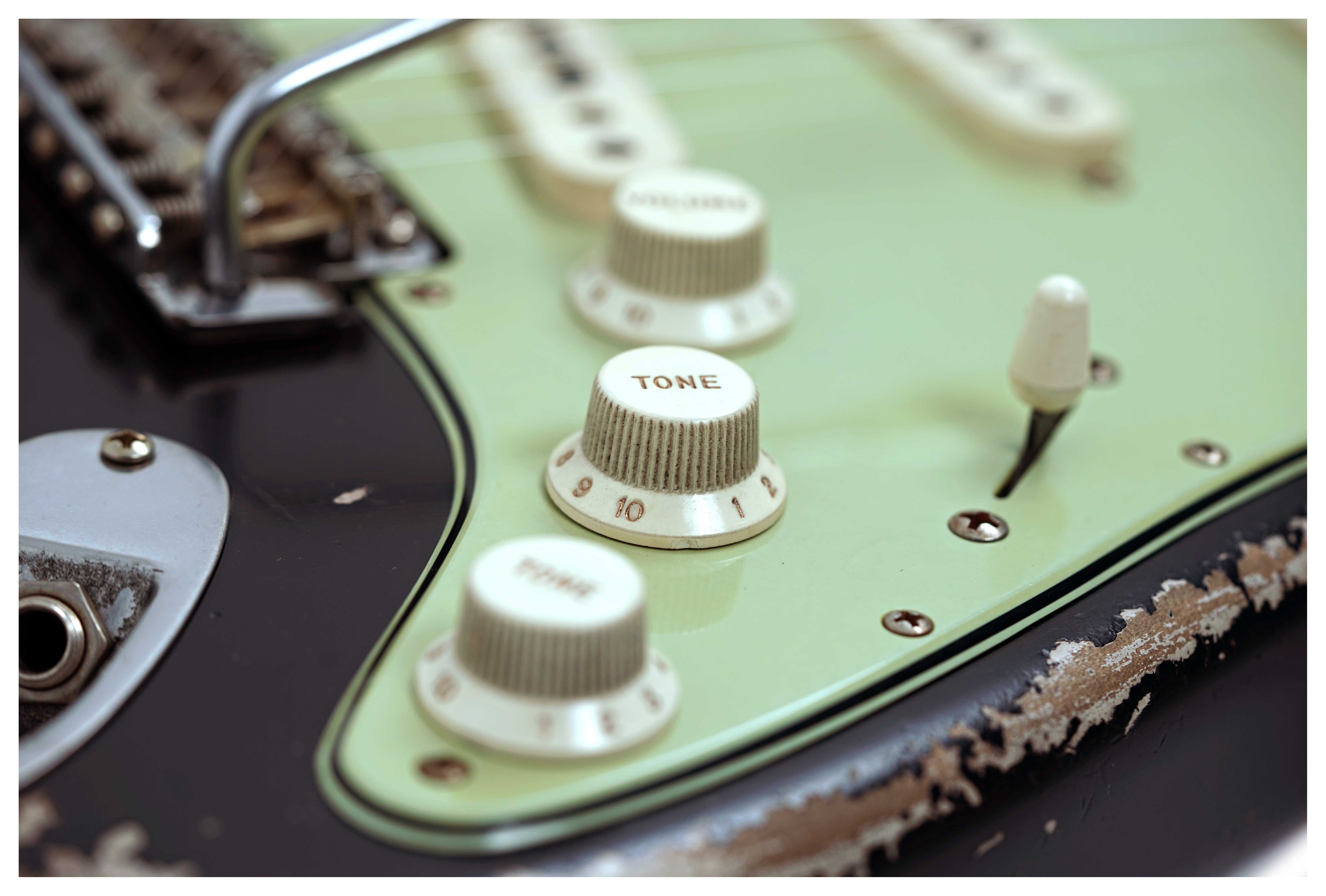 Fender Custom Shop 61 Stratocaster Heavy Relic Black over Shoreline Gold Master Built by Paul Waller #R147453