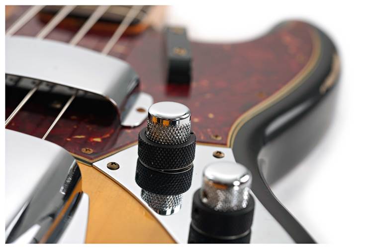 Fender Custom Shop 62 Jazz Bass Relic 3-Color Sunburst #CZ572525 Fender Custom Shop 62 Jazz Bass Relic 3-Color Sunburst #CZ572525