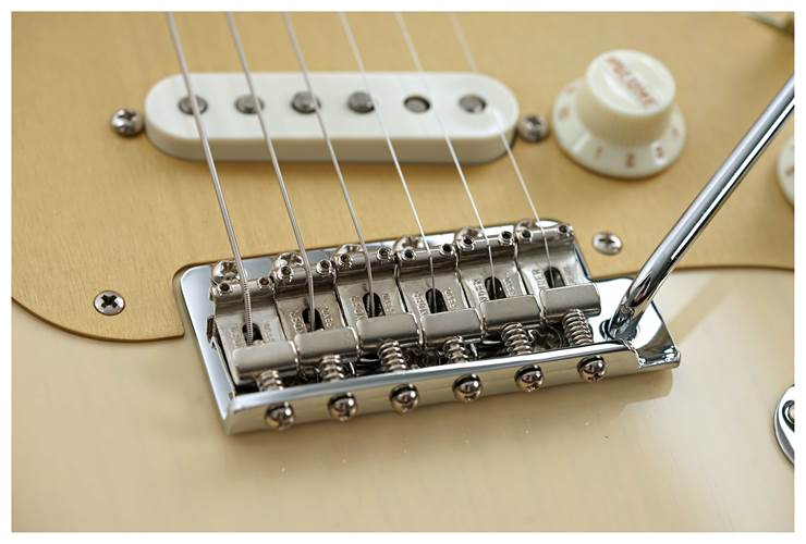 Fender Custom Shop American Custom Stratocaster NOS Honey Blonde Maple Fingerboard #XN17357 Fender Custom Shop American Custom Stratocaster NOS Honey Blonde Maple Fingerboard #XN17357