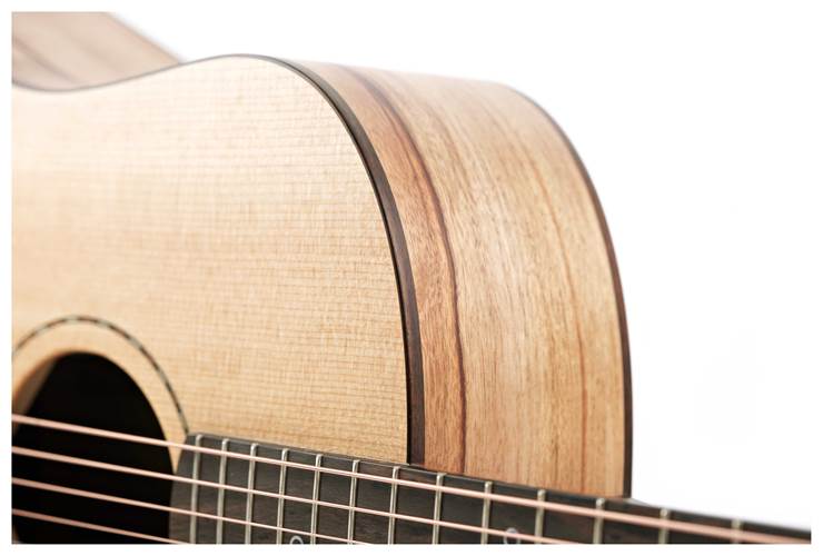 Fenech VT Dreadnought Cutaway AA Spruce/Camphor Laurel Fenech VT Dreadnought Cutaway AA Spruce/Camphor Laurel