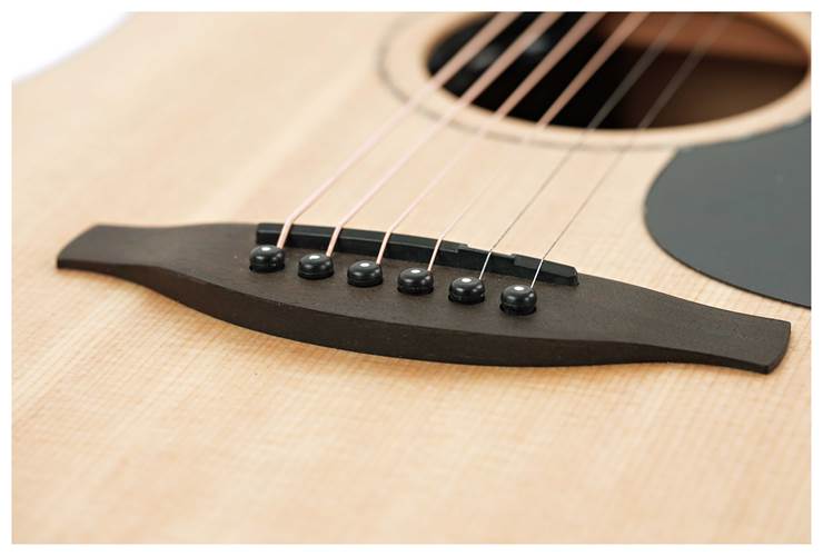 Fenech VT Dreadnought Cutaway AA Spruce/Camphor Laurel Fenech VT Dreadnought Cutaway AA Spruce/Camphor Laurel