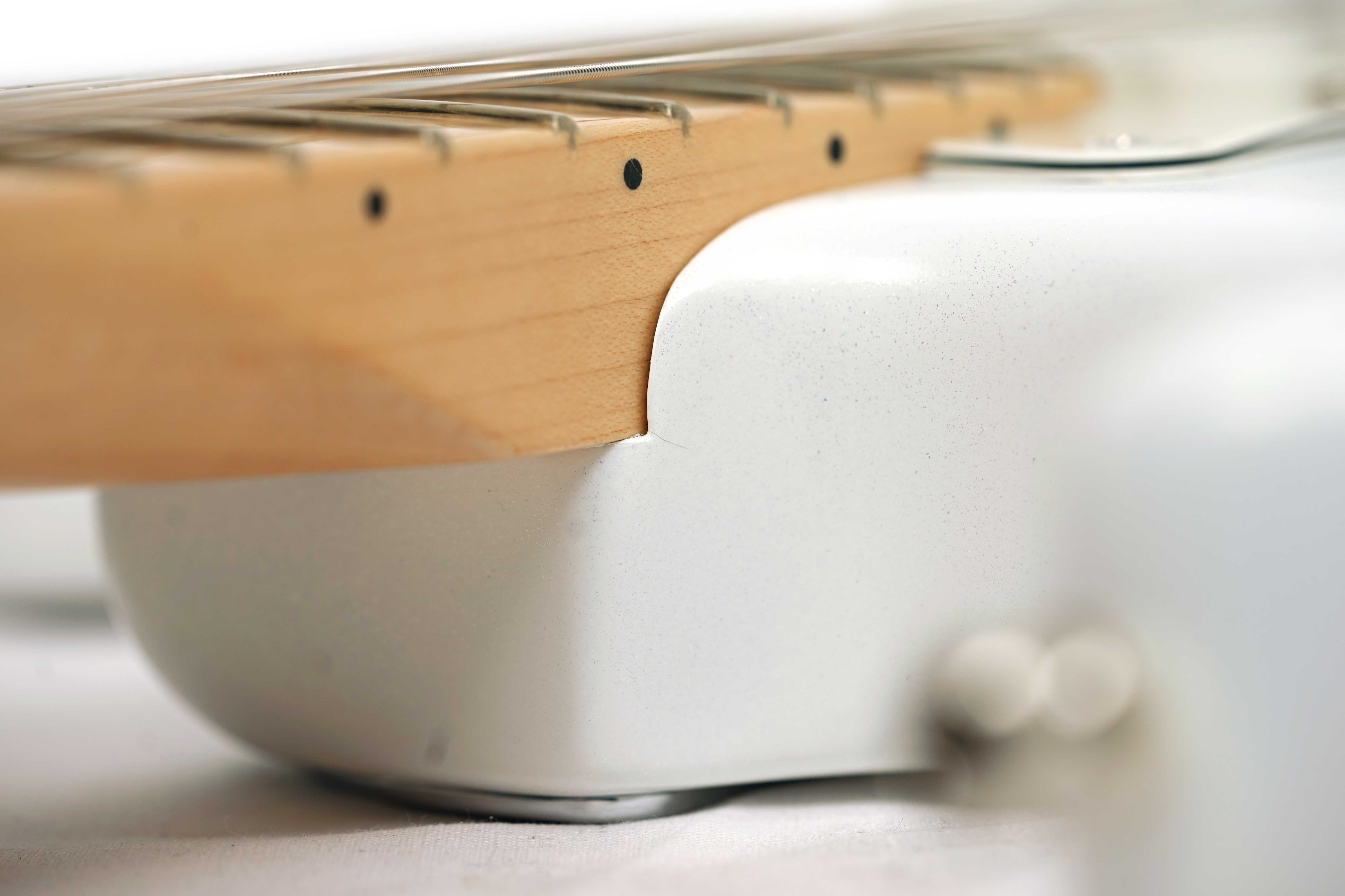 Fender Juanes Stratocaster Maple Fingerboard Luna White (Ex-Demo) #JL230372