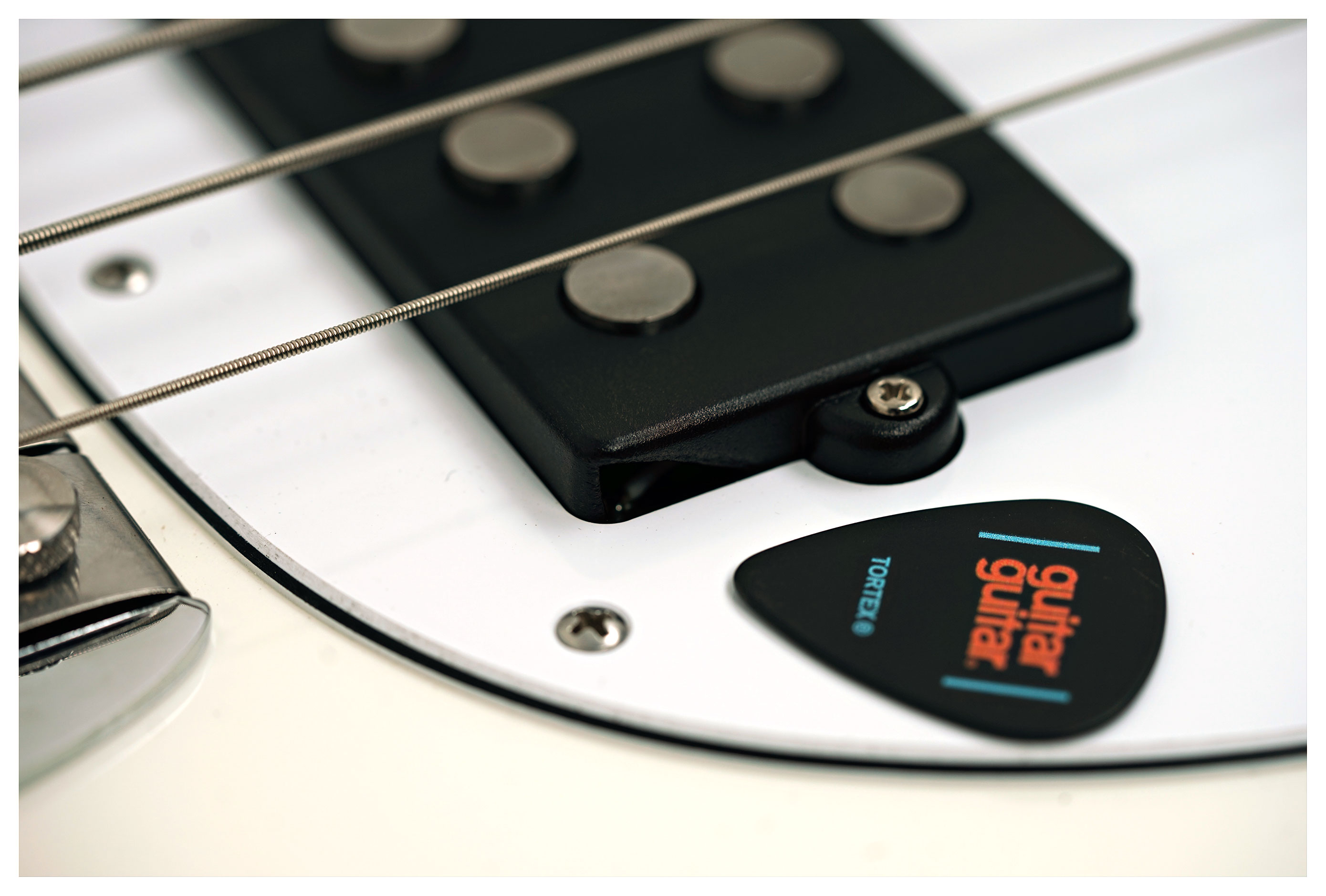 Music Man Retro 70s Stingray White (Ex-Demo) #CB01479