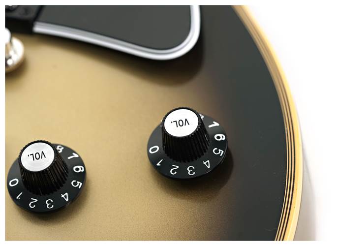 Gibson Custom Shop Made 2 Measure 1968 Les Paul Custom Silverburst VOS Chrome Hardware #501558 Gibson Custom Shop Made 2 Measure 1968 Les Paul Custom Silverburst VOS Chrome Hardware #501558