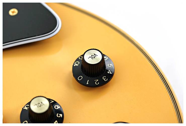 Gibson Custom Shop Made 2 Measure1968 Les Paul Custom Heavy Antique White VOS Gold Hardware #502428 Gibson Custom Shop Made 2 Measure1968 Les Paul Custom Heavy Antique White VOS Gold Hardware #502428
