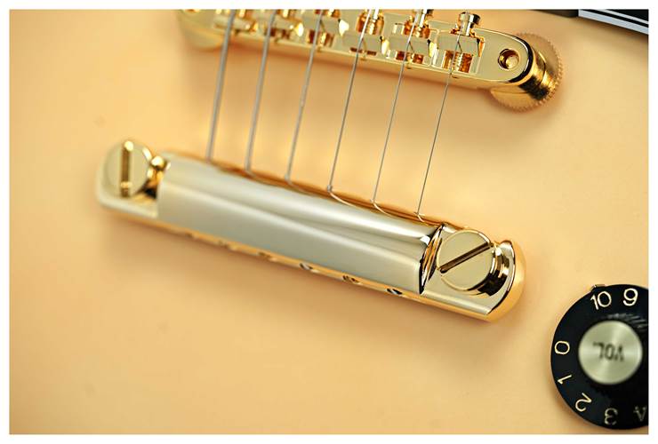 Gibson Custom Shop Made 2 Measure 1968 Les Paul Custom Heavy Antique White VOS Gold Hardware #506678 Gibson Custom Shop Made 2 Measure 1968 Les Paul Custom Heavy Antique White VOS Gold Hardware #506678