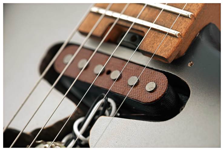 EVH Limited Edition Frankenstein Relic Series Silverburst Maple Fingerboard EVH Limited Edition Frankenstein Relic Series Silverburst Maple Fingerboard