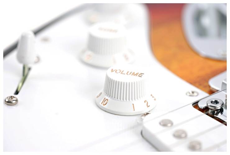 Fender Standard Stratocaster 3-Color Sunburst Indian Laurel Fingerboard Fender Standard Stratocaster 3-Color Sunburst Indian Laurel Fingerboard