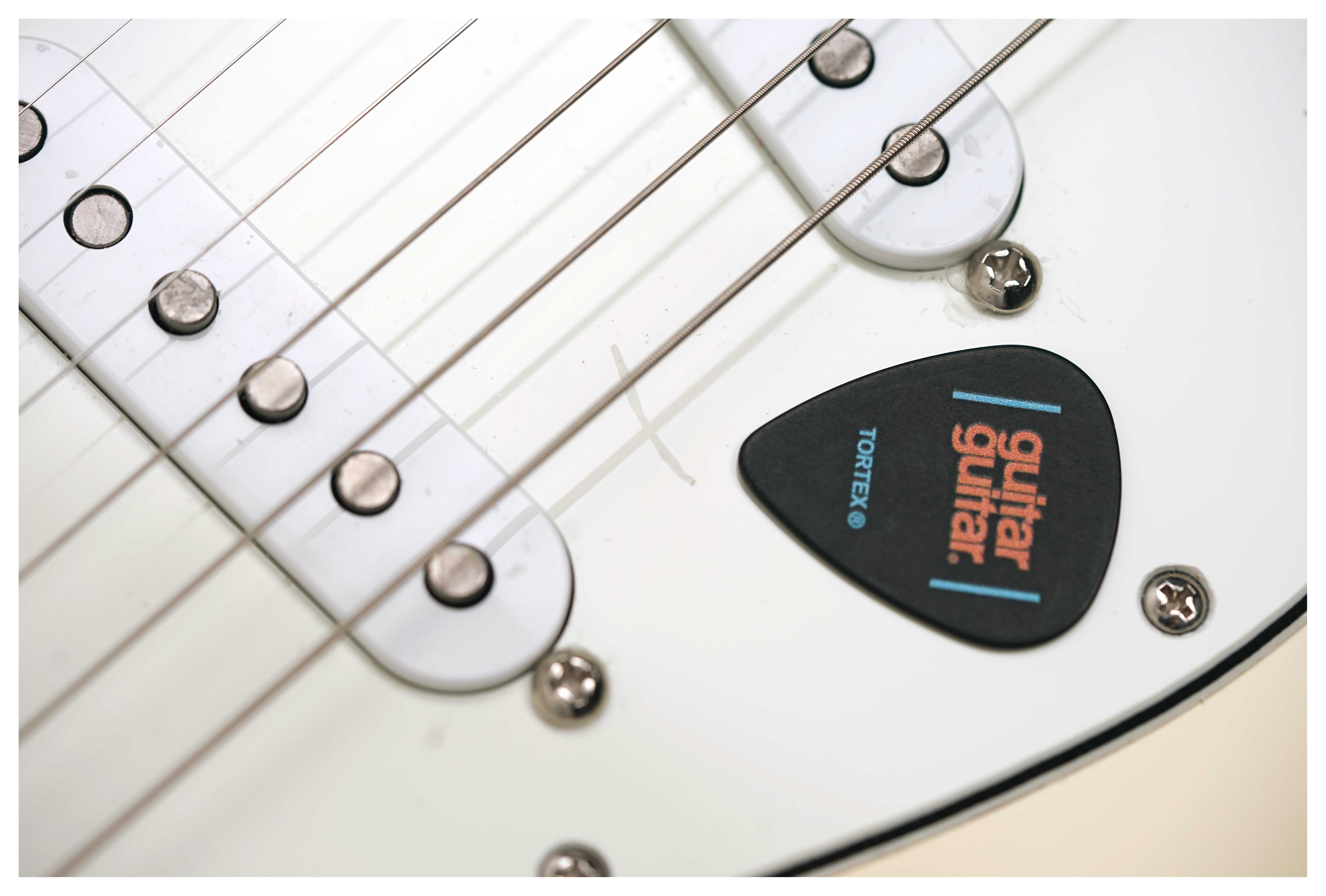 Fender guitarguitar Exclusive Roasted Player II Stratocaster Olympic White with Custom Shop Pickups (Ex-Demo) #MX25112052