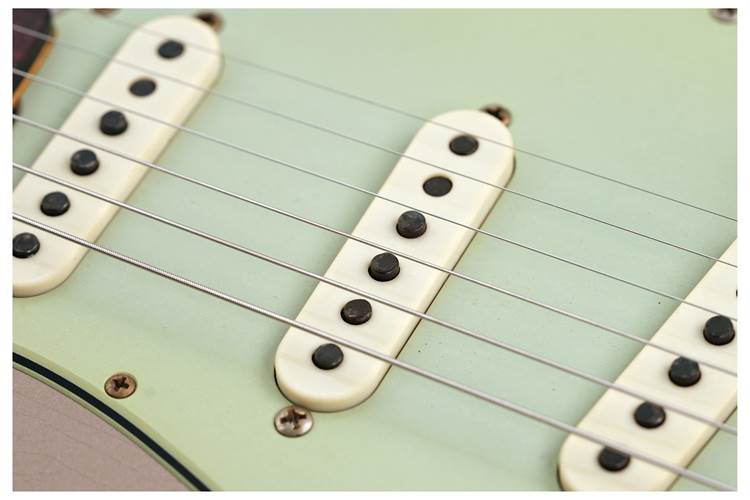 Fender Custom Shop 1959 Stratocaster Journeyman Relic Shoreline Gold Rosewood Fingerboard #CZ587032 Fender Custom Shop 1959 Stratocaster Journeyman Relic Shoreline Gold Rosewood Fingerboard #CZ587032