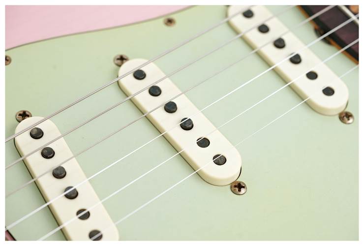 Fender Custom Shop 1959 Stratocaster Journeyman Relic Shell Pink Rosewood Fingerboard #CZ587030 Fender Custom Shop 1959 Stratocaster Journeyman Relic Shell Pink Rosewood Fingerboard #CZ587030