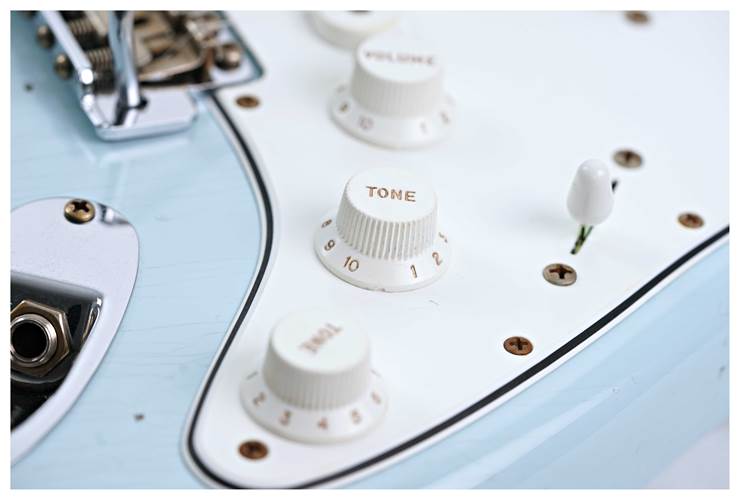 Fender Custom Shop Mid 60's Collection Stratocaster Relic Faded Sonic Blue #R144973 Fender Custom Shop Mid 60's Collection Stratocaster Relic Faded Sonic Blue #R144973
