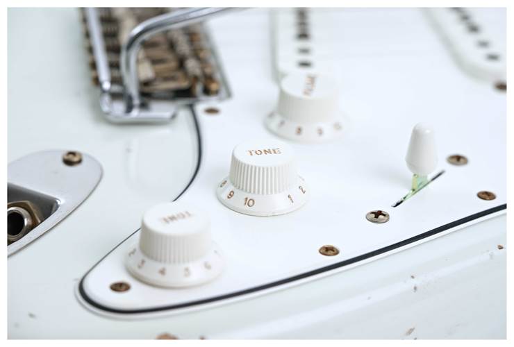 Fender Custom Shop Mid 60's Stratocaster Relic Faded Olympic White #R143641 Fender Custom Shop Mid 60's Stratocaster Relic Faded Olympic White #R143641