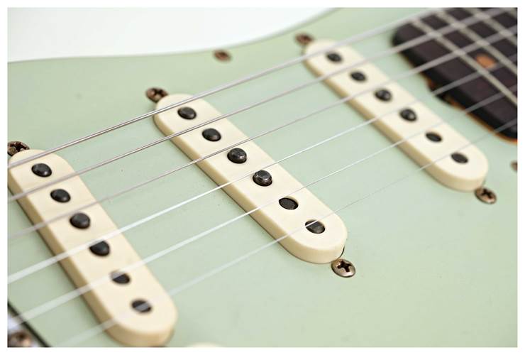 Fender Custom Shop 1962 Stratocaster Relic Aged Olympic White #CZ586958 Fender Custom Shop 1962 Stratocaster Relic Aged Olympic White #CZ586958