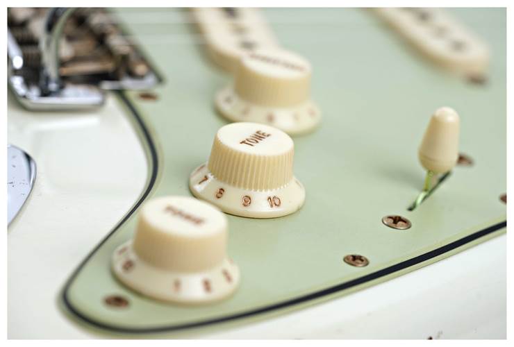 Fender Custom Shop 1962 Stratocaster Relic Aged Olympic White #CZ586958 Fender Custom Shop 1962 Stratocaster Relic Aged Olympic White #CZ586958