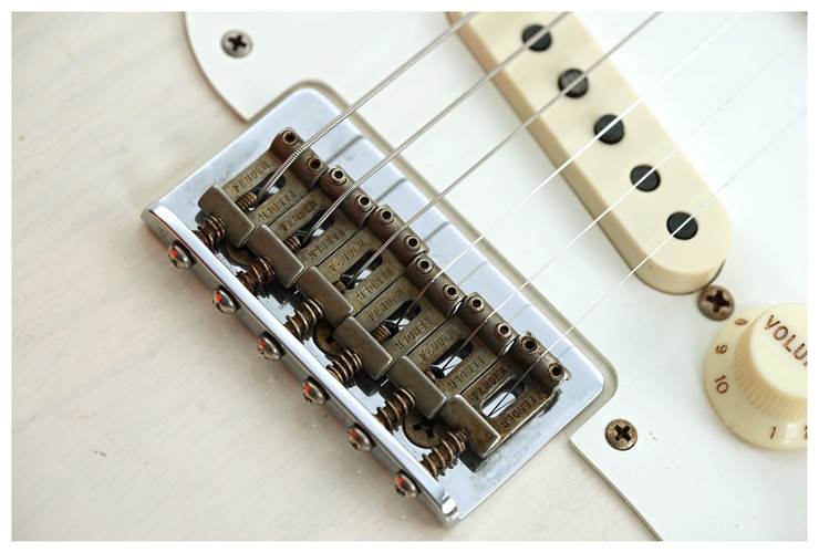 Fender Custom Shop Limited Edition Red Hot Hardtail Stratocaster Heavy Relic Aged White Blonde #CZ579291 Fender Custom Shop Limited Edition Red Hot Hardtail Stratocaster Heavy Relic Aged White Blonde #CZ579291