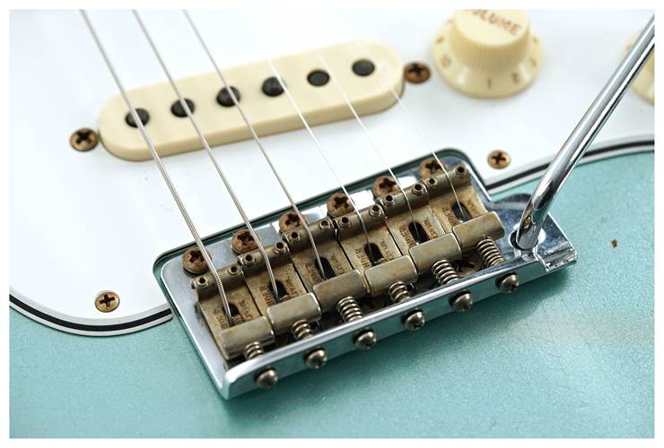 Fender Custom Shop Limited Edition 1965 Stratocaster Journeyman Relic Aged Firemist Silver #CZ583933 Fender Custom Shop Limited Edition 1965 Stratocaster Journeyman Relic Aged Firemist Silver #CZ583933