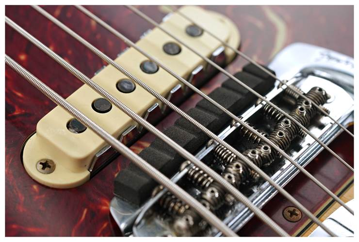 Fender Custom Shop Limited Edition Bass VI Journeyman Relic 3-Tone Sunburst #CZ579549 Fender Custom Shop Limited Edition Bass VI Journeyman Relic 3-Tone Sunburst #CZ579549