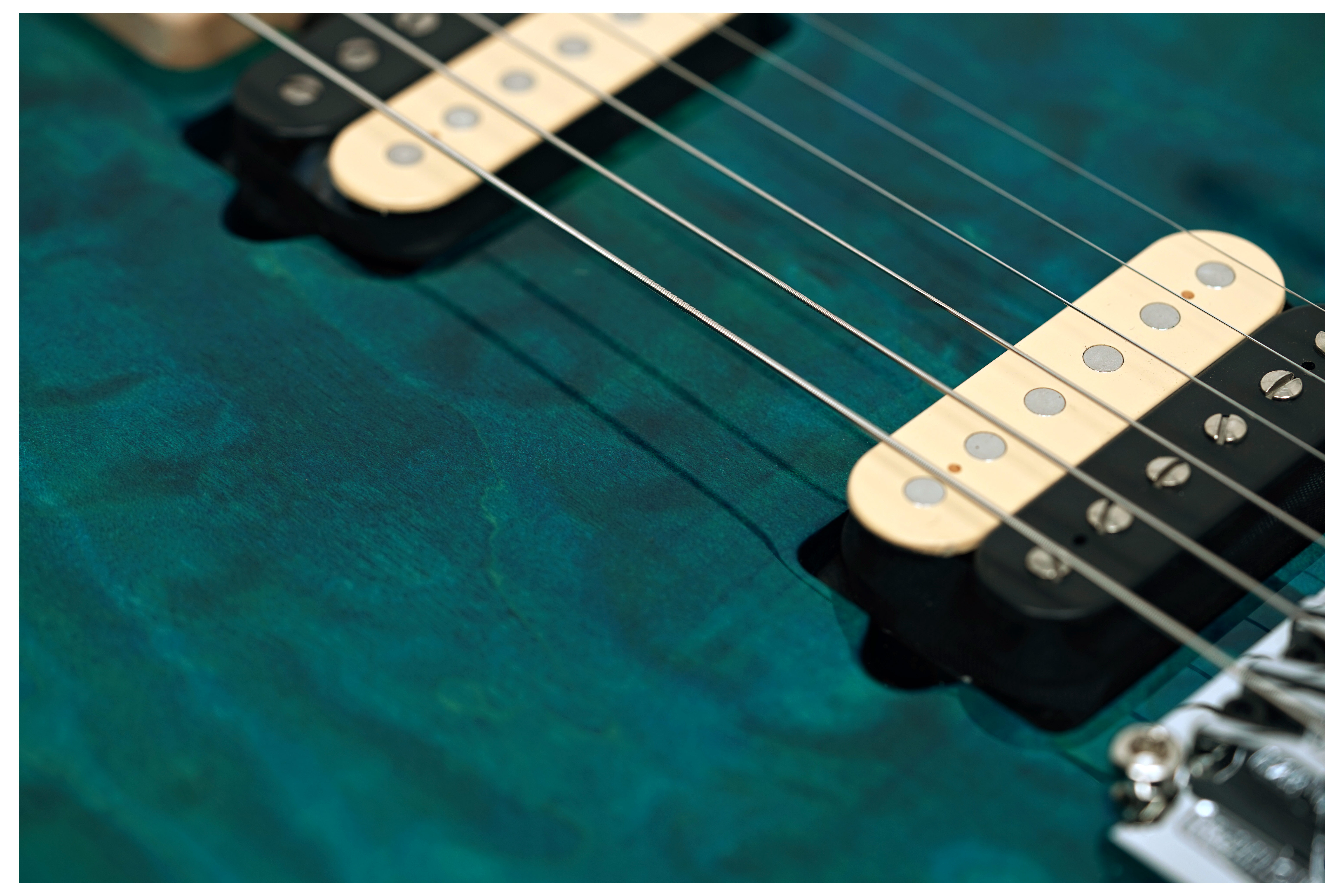 Music Man 30th Anniversary Axis Translucent Blue Quilt/Black Blue Sparkle Back #H10578