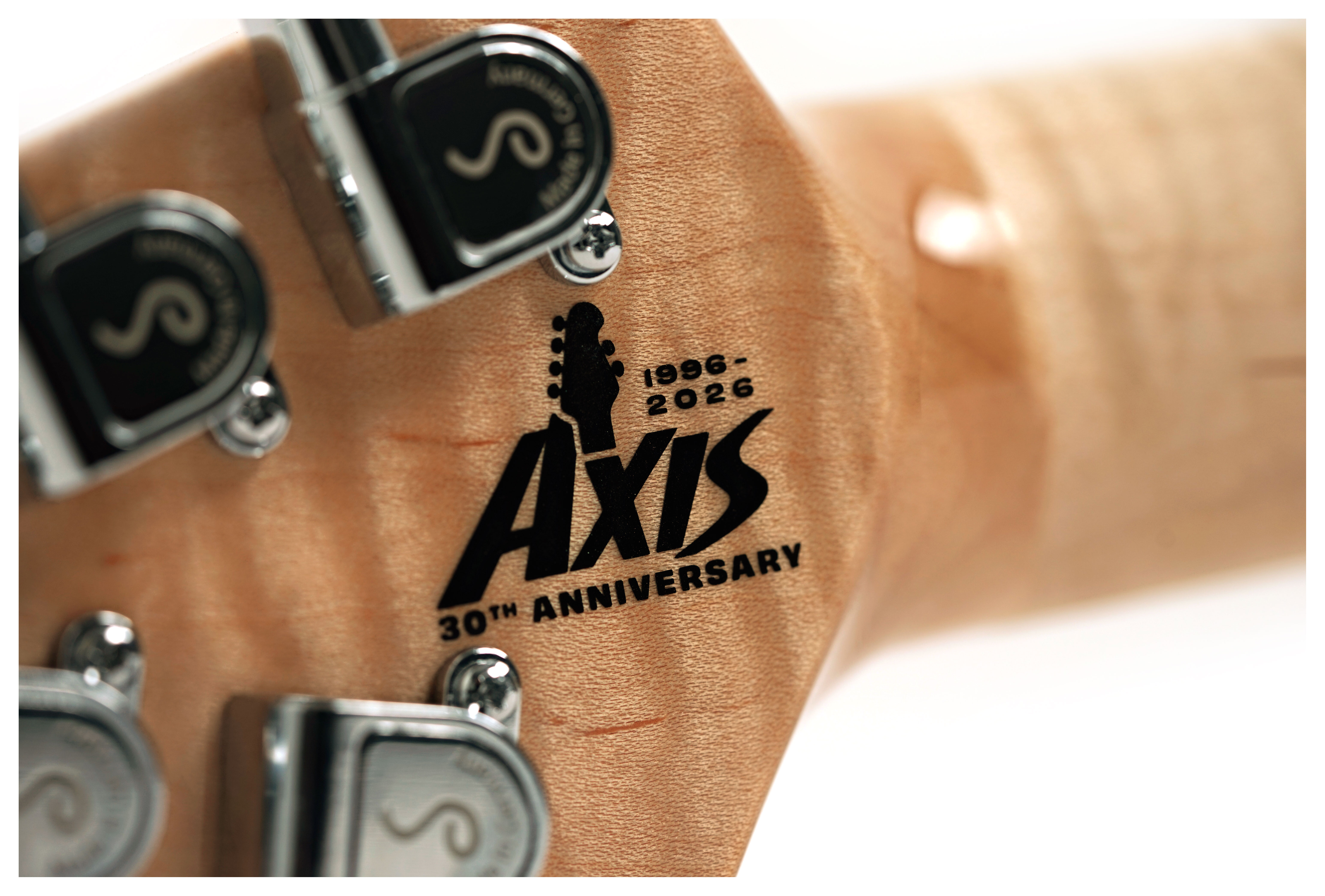 Music Man 30th Anniversary Axis Translucent Gold Quilt / Black Gold Sparkle Back #H10879