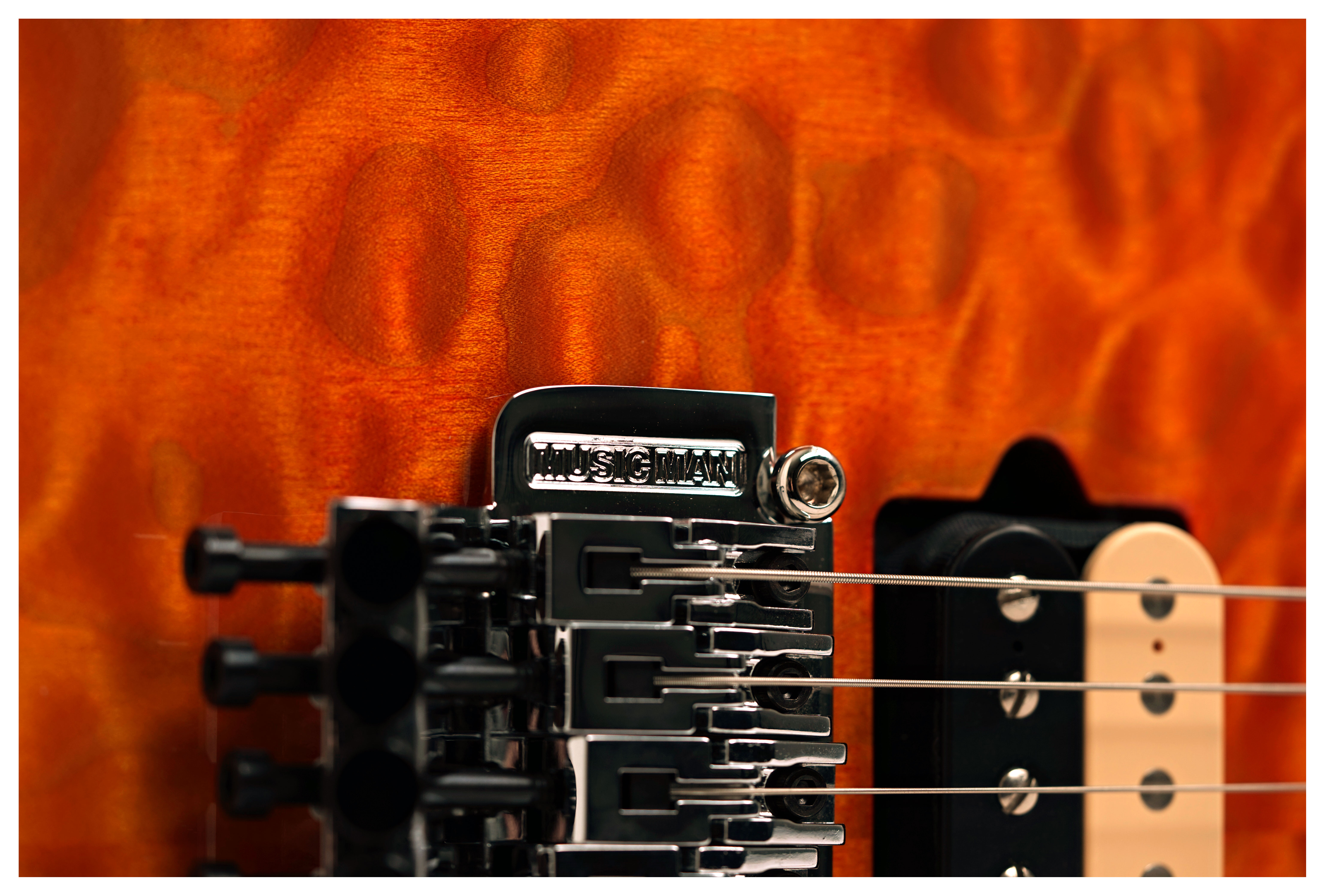 Music Man 30th Anniversary Axis Translucent Gold Quilt / Black Gold Sparkle Back #H10879