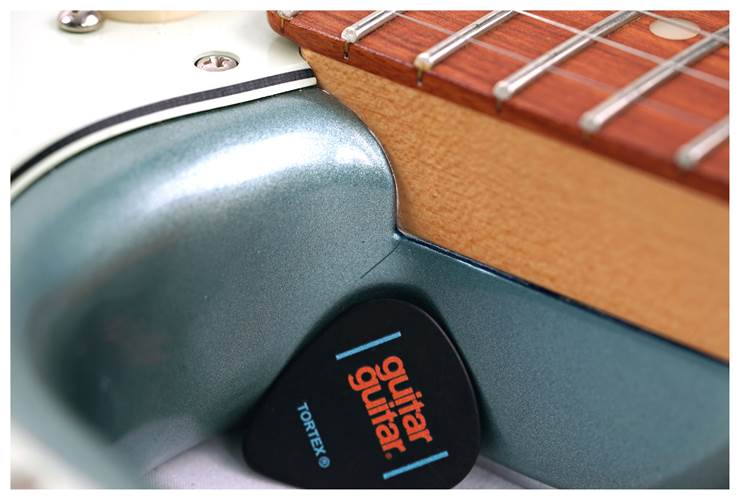 Fender 2017 Deluxe Roadhouse Stratocaster Pau Ferro Fingerboard Mystic Ice Blue (Pre-Owned) #MX17948900 Fender 2017 Deluxe Roadhouse Stratocaster Pau Ferro Fingerboard Mystic Ice Blue (Pre-Owned) #MX17948900