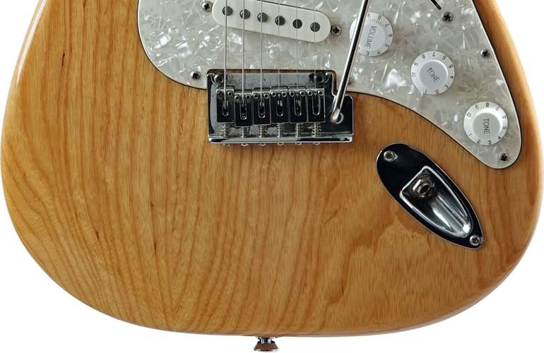 Fender 2008 Lite Ash Stratocaster Natural Maple Fingerboard (Pre-Owned) #08070719 Fender 2008 Lite Ash Stratocaster Natural Maple Fingerboard (Pre-Owned) #08070719