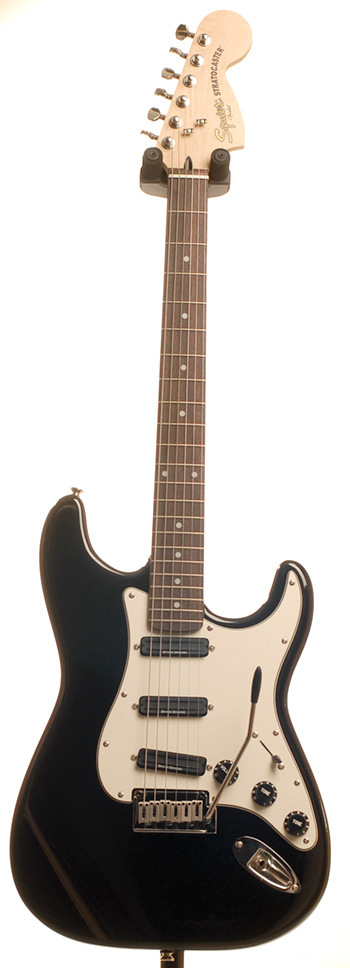 Squier Deluxe Strat Hot Rails Black | guitarguitar