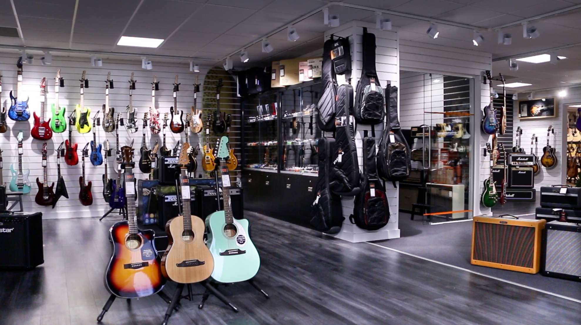 Музыкальный магазин Guitar place. Гитарные магазины Ставрополь. Boutique Guitar Design. Гитарный магазин Шортс.