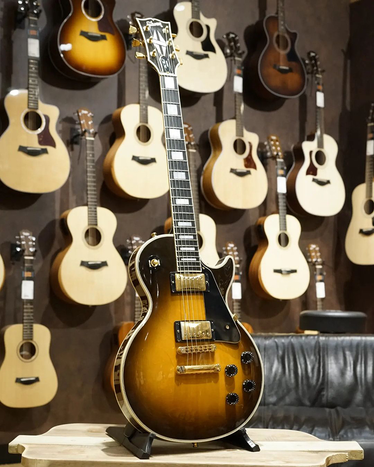 The Legacy of the Les Paul Custom | guitarguitar